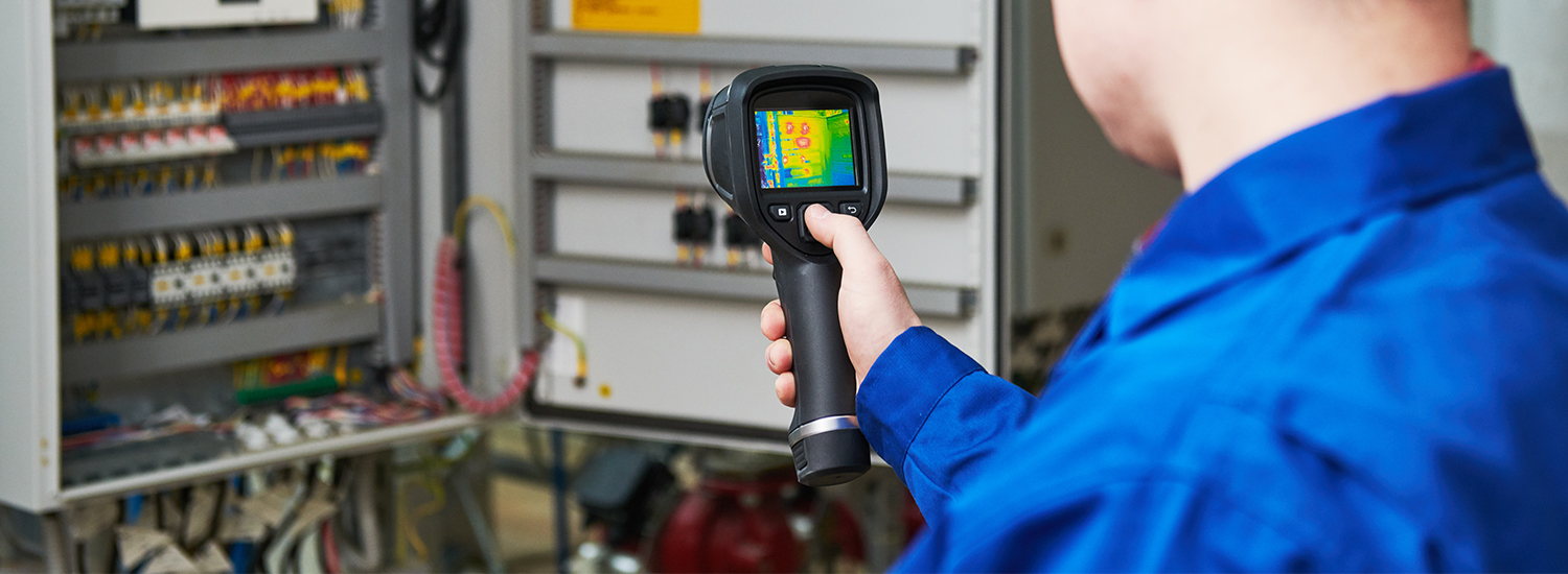 Man holding a thermal imaging camera