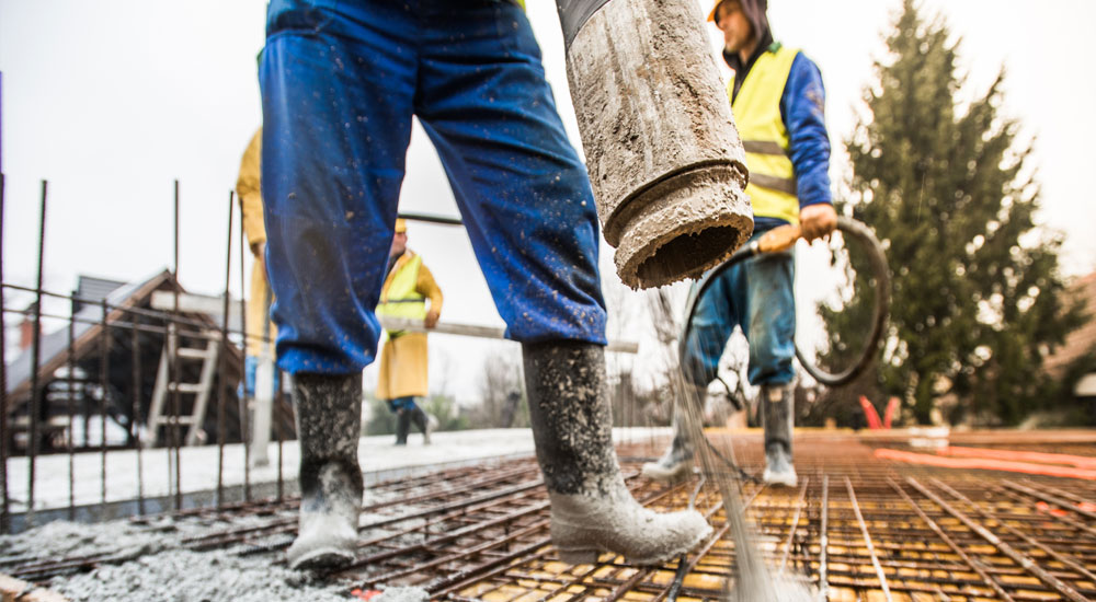 Construction quote info guide banner - workmen on building site