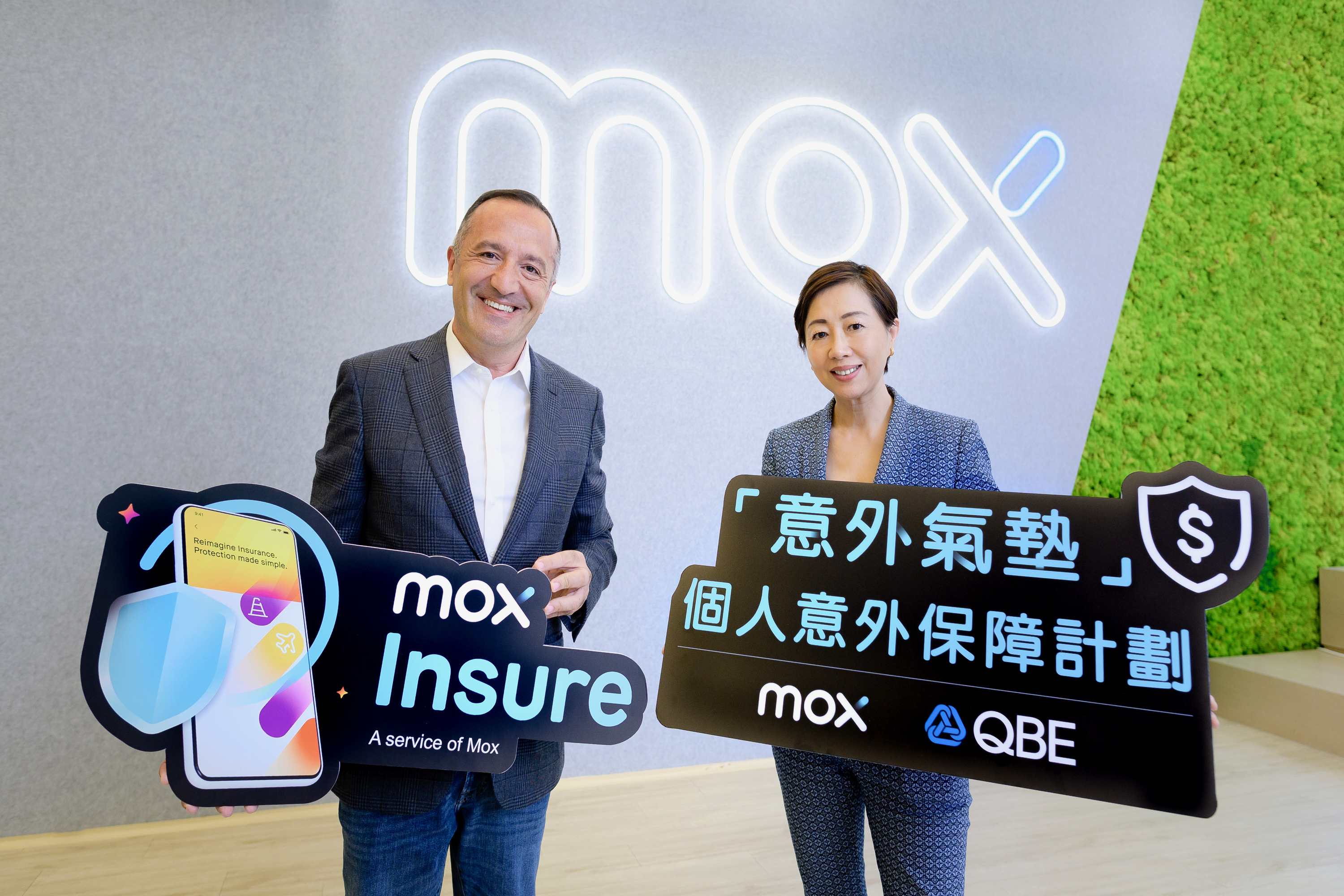 Mox行政總裁胡博思（Barbaros Uygun）（左）及昆士蘭保險北亞地區首席執行官于蕾（右）宣布推出「意外氣墊」個人意外保障計劃。